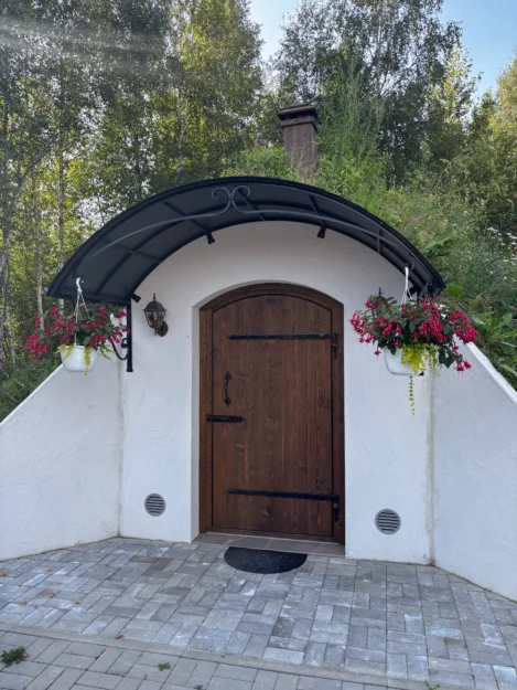 Lihulo underjordisk källare – tidlös design i en sluttning