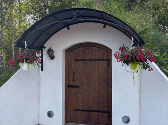 Lihulo underjordisk källare – tidlös design i en sluttning